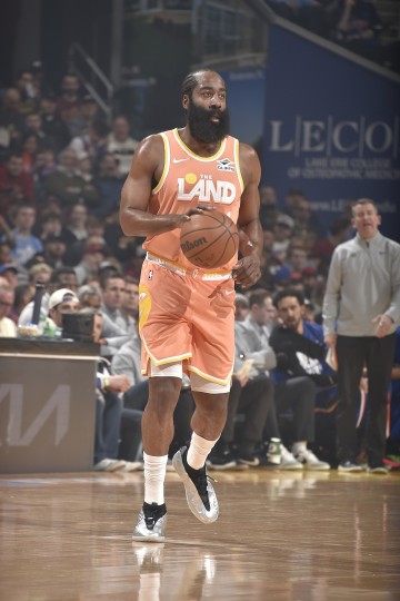 开云体育app下载-JR：不看好骑士 哈登每次换队常规赛都打很好 但季后赛战绩摆在那